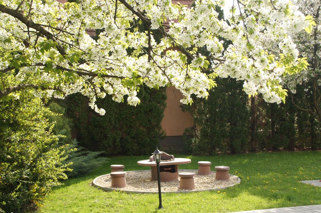 Ferienwohnung Fonix Apartman Gyula Exterior foto