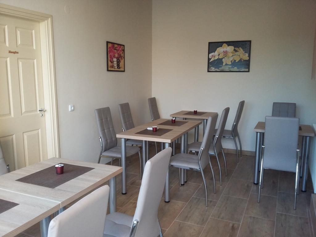 Ferienwohnung Fonix Apartman Gyula Exterior foto